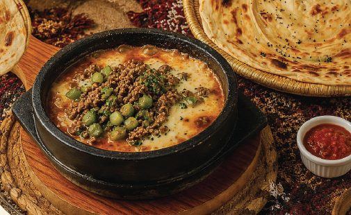 Fahsa sissend in een stenen pot