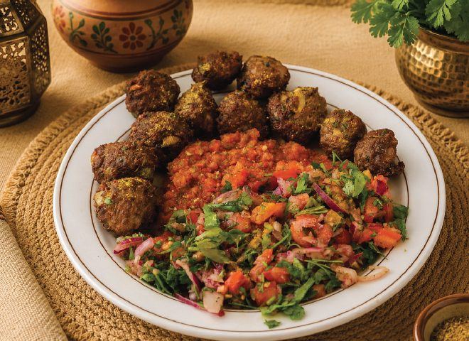 Sana'a kebab met salade en sahawiq